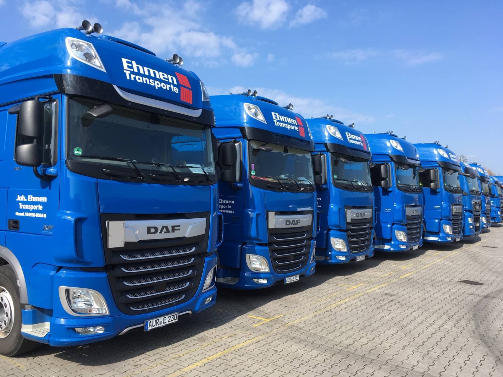 Aufgereihte blaue Lkw der Joh. Ehmen Spedition