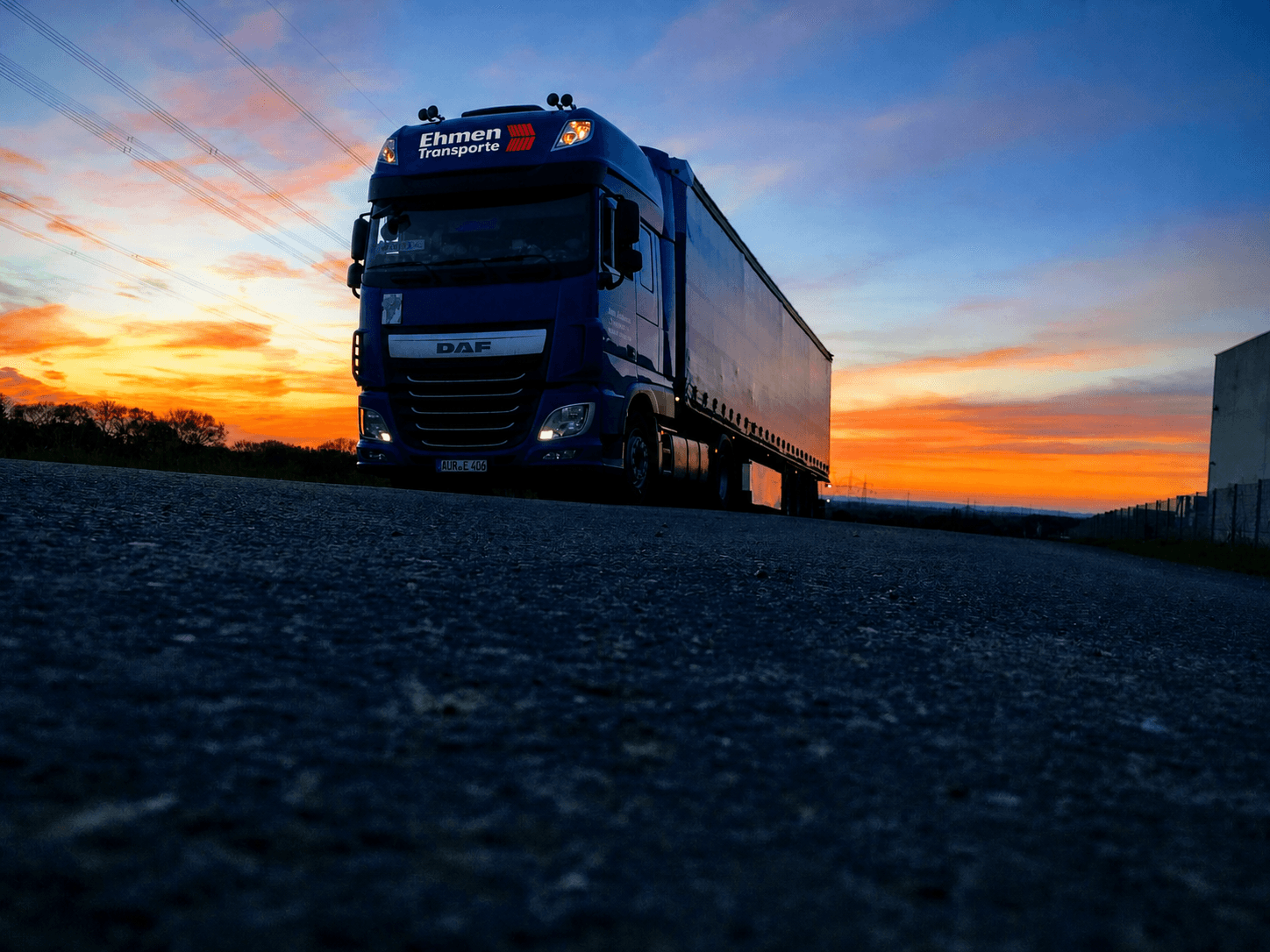 Lkw der Joh. Ehmen Spedition in der Abenddämmerung