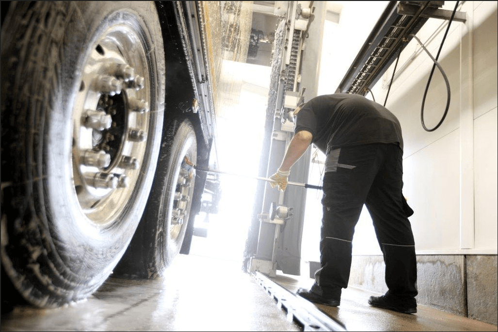 Manuelle Reinigung eines Lkw mit dem Dampfstrahler