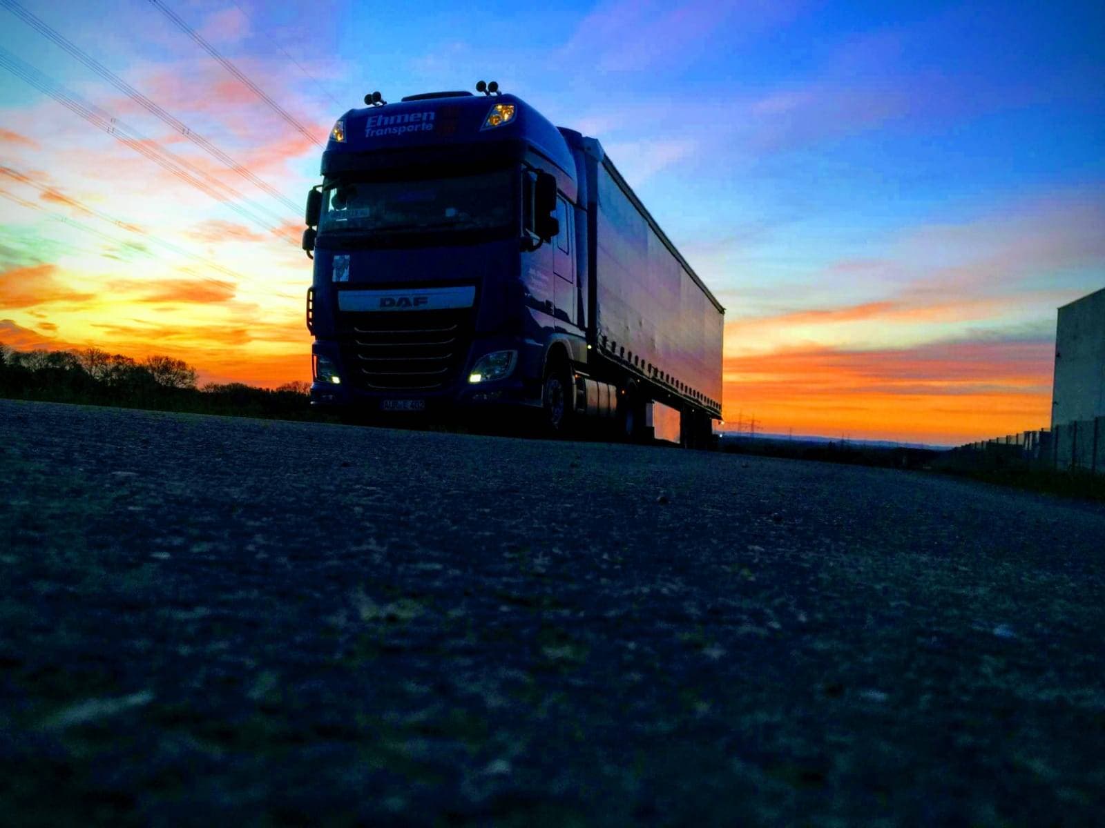 Lkw der Joh. Ehmen Spedition in der Abenddämmerung